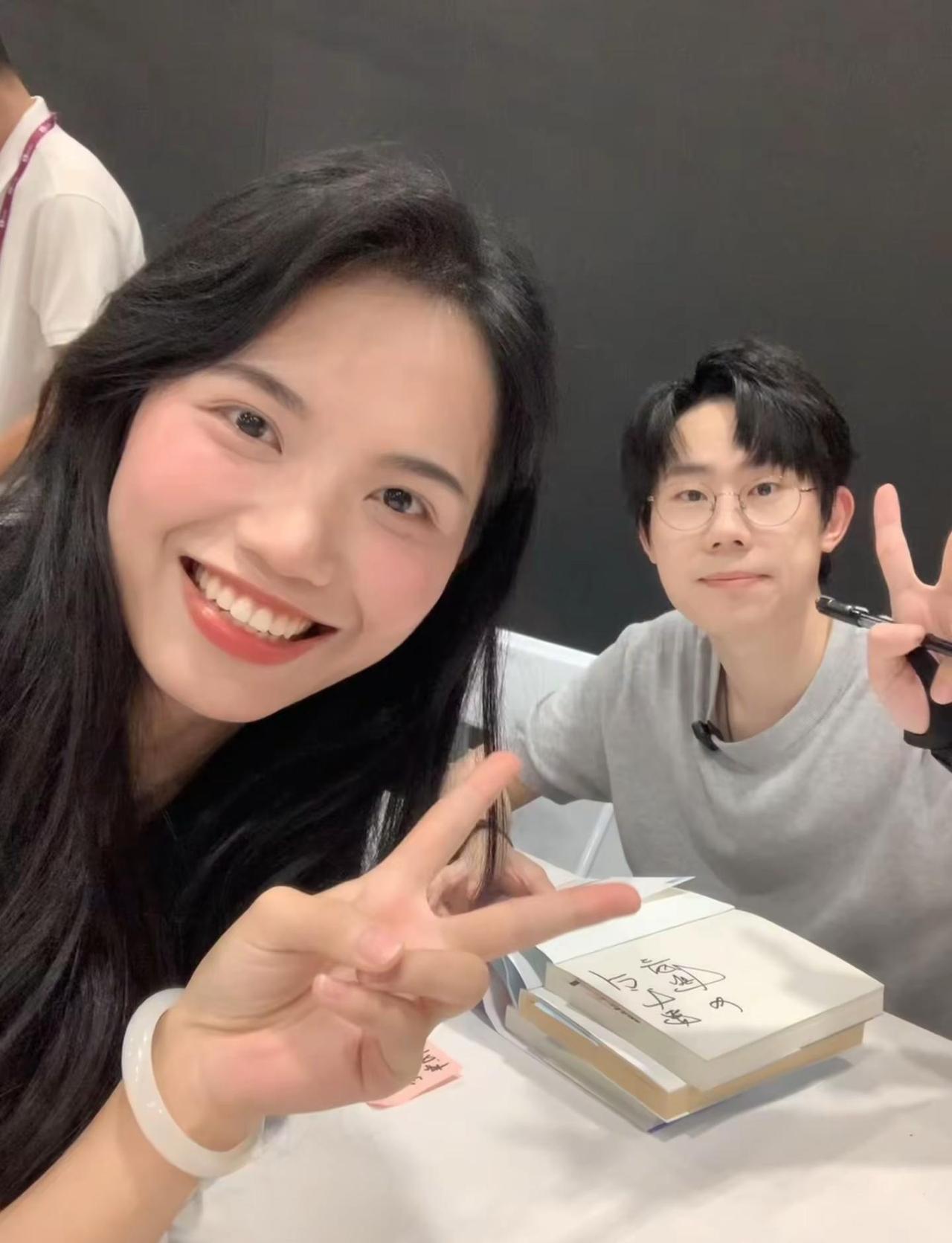 他是卢思浩 他是优秀的青年作家我很喜欢他因为他的书里的那些话 让我扛过了一段又一