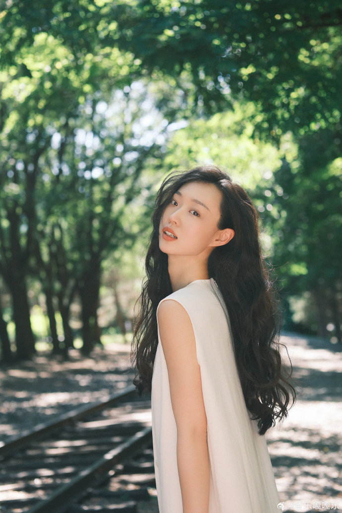 管乐小姨妈已经在收拾了管乐直播自己收拾屋子小姨妈的“深度清洁”进度条加载中，坐等