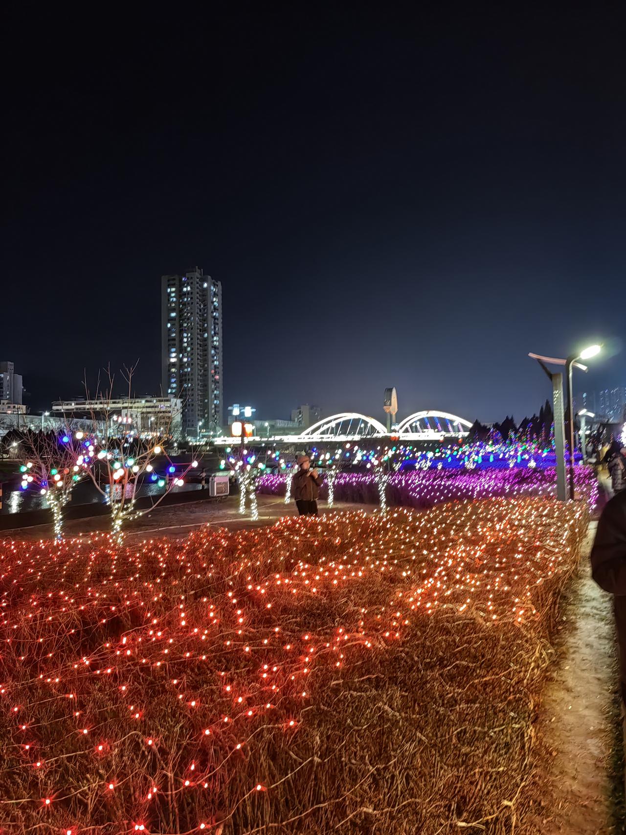 集卡领红包阳泉的元宵节灯火阑珊，绚丽多彩。