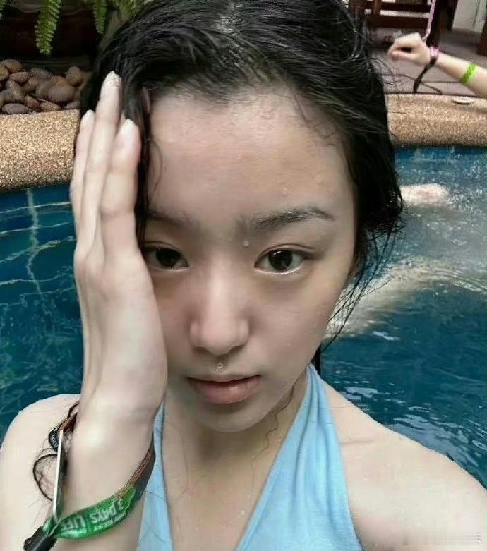 包上恩，素颜与化妆后判若两人。 