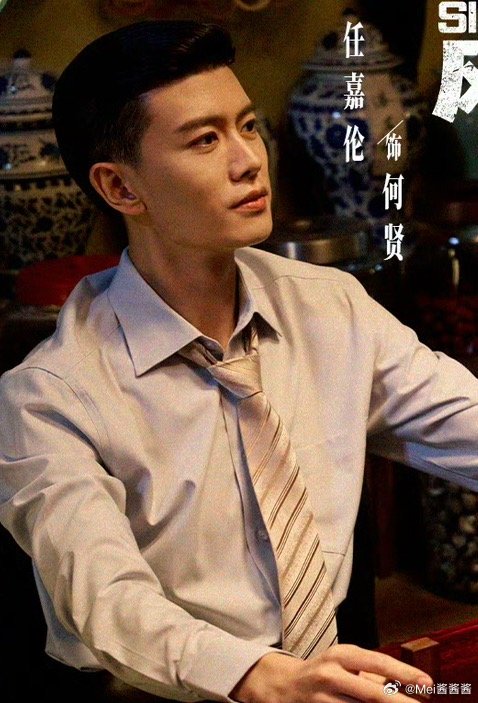领带要解不解透着一股胸有成竹，还有浑身的yu
