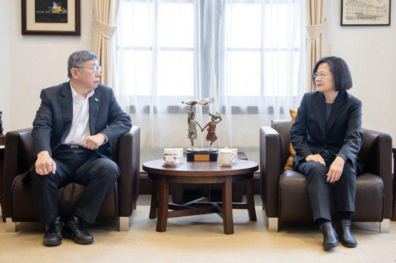 “本来柯文哲靠着蔡英文蹭出一片声量，没想到，一到下午，所有人都在讨论韩国瑜了，实