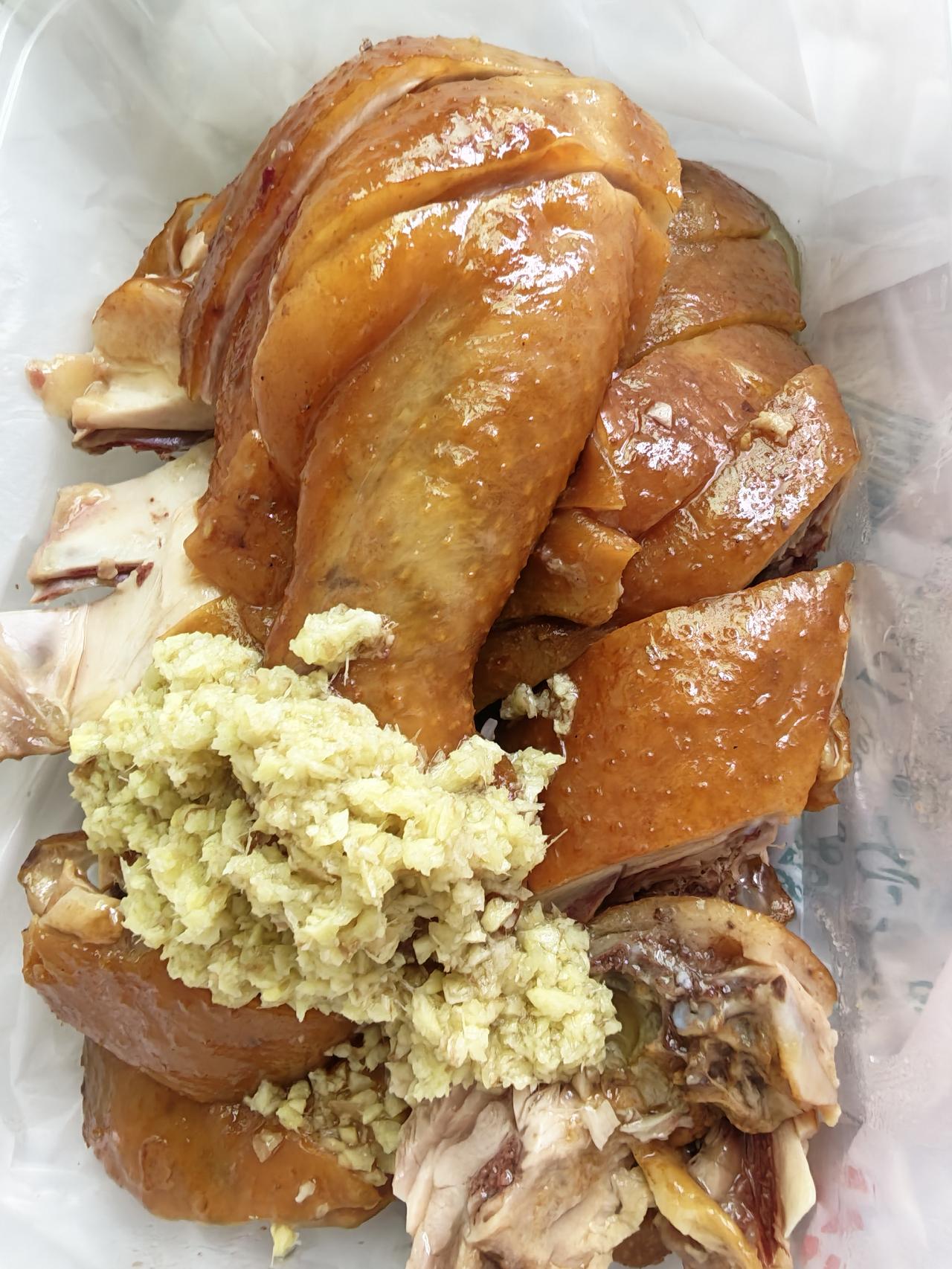 真心话茶局咸鸡原来也挺好吃的，跟白切鸡基本上是一样的味道，只不过它的咸味大一点