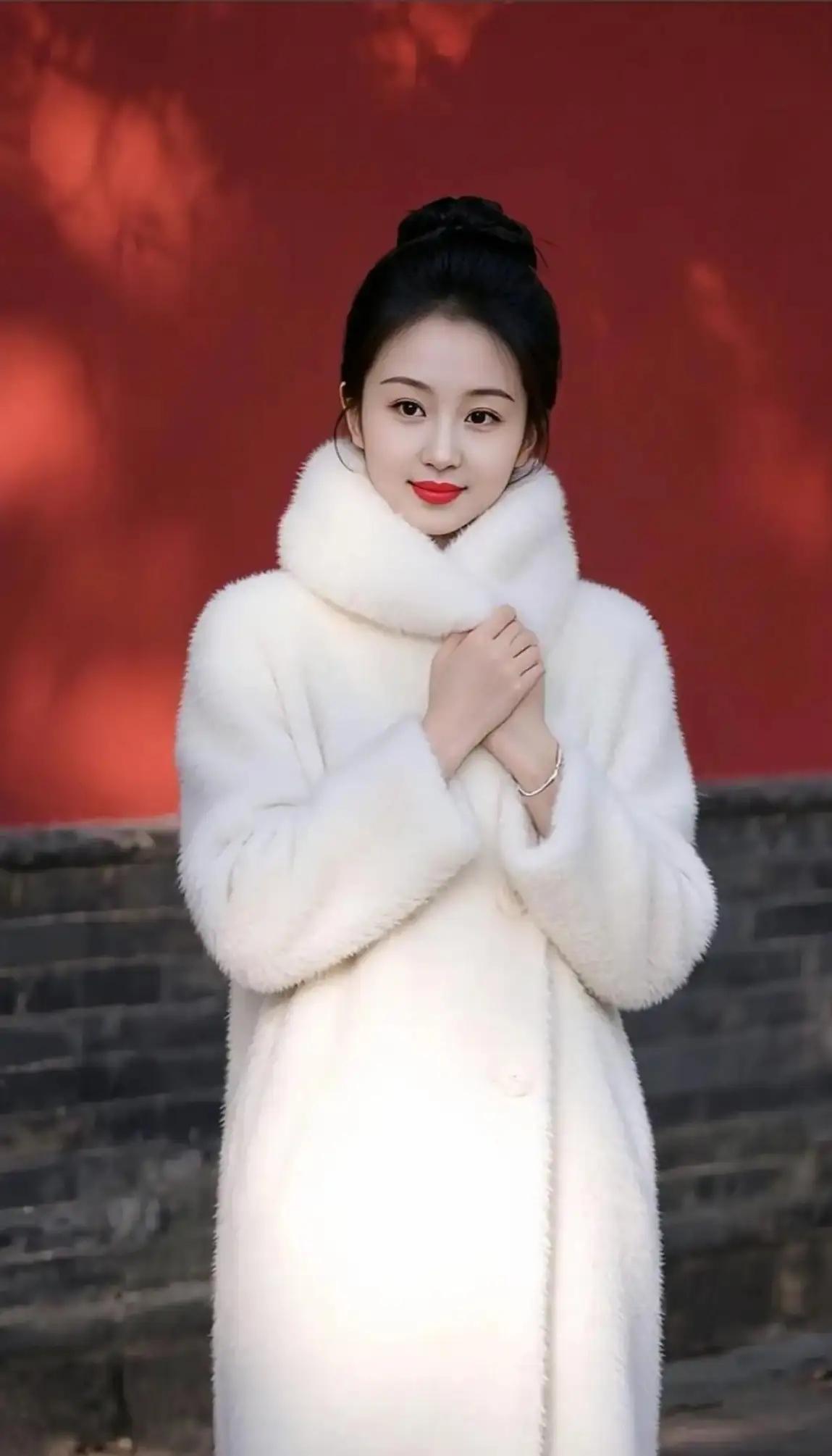 梦幻少女美如画，人面桃花相映红，
平台推送娇韵诗，诗情画意俏惊鸿！