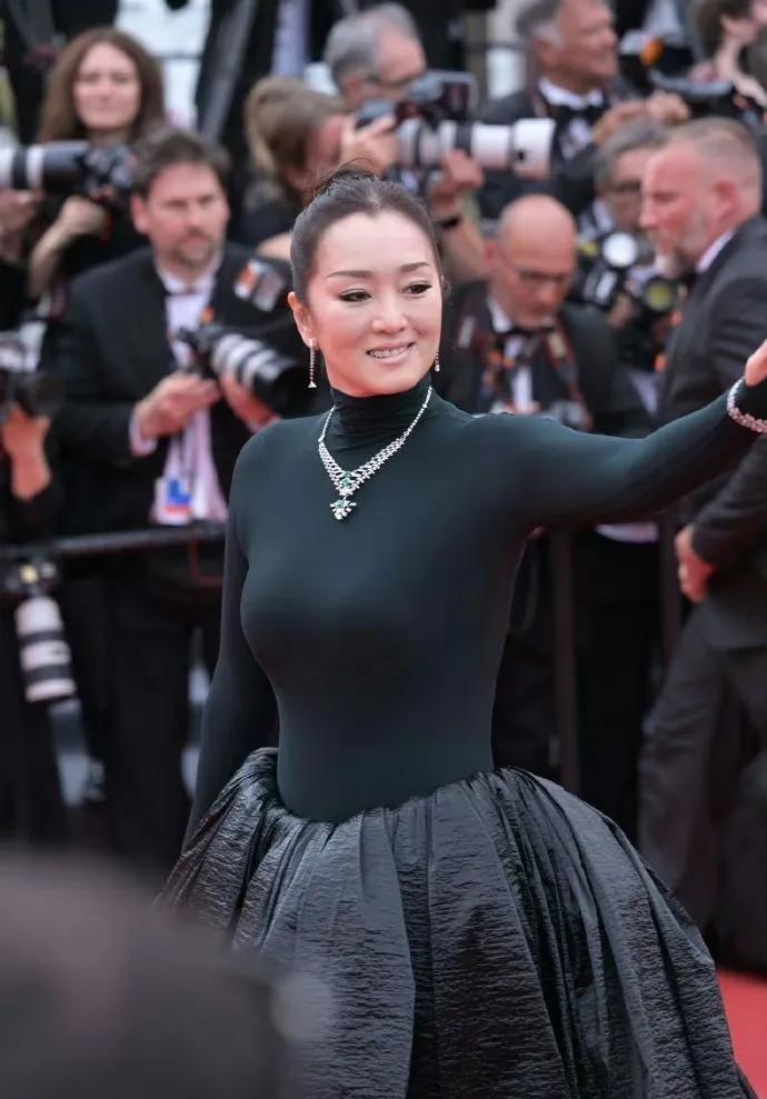 别人走红毯，摄影师催促赶快离开，巩俐走红毯摄影师纷纷举起手里的相机咔咔拍，生怕没