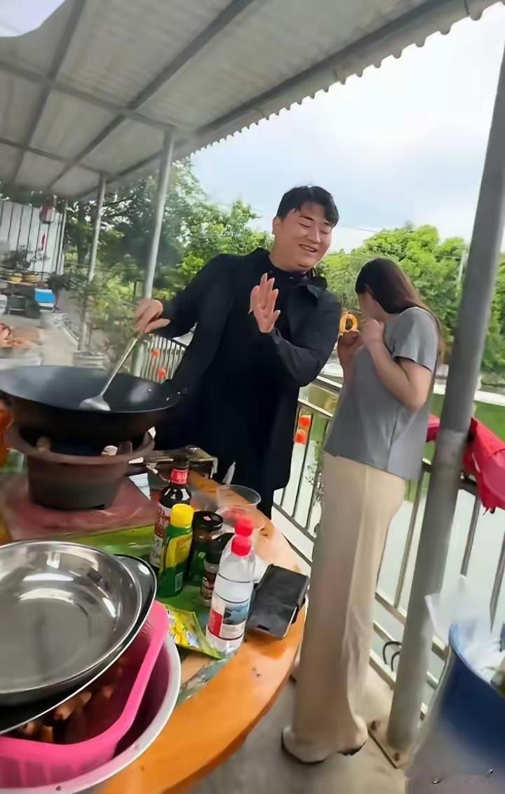 糟了，这下要假戏真做了
全红婵哥哥虽然不算帅哥，但头脑灵活，做的一手好菜，又会照