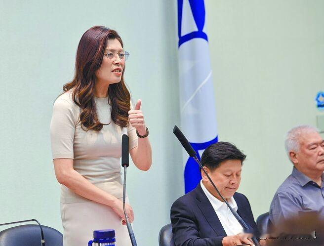 国民党主席郑丽文最近接受日本《读卖电视台》专访，一句话直接冲上热搜——她希望特朗