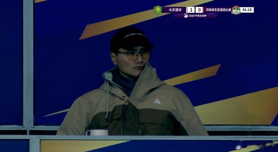 国家队主教练邵佳一。 