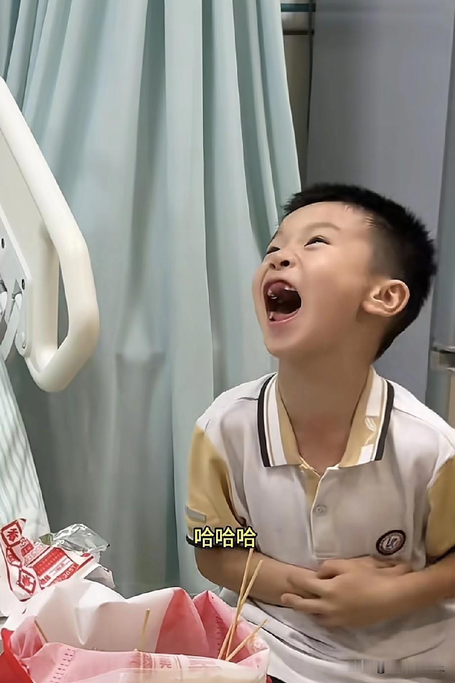 发现秋天有个很严重的问题，
无时无刻不在争宠，
还故意在骨折的弟弟面前张牙舞爪。