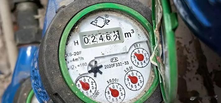 市民两月用水2203吨水费超1.5万

近日报道，内江一市民因表内管道漏水，两个