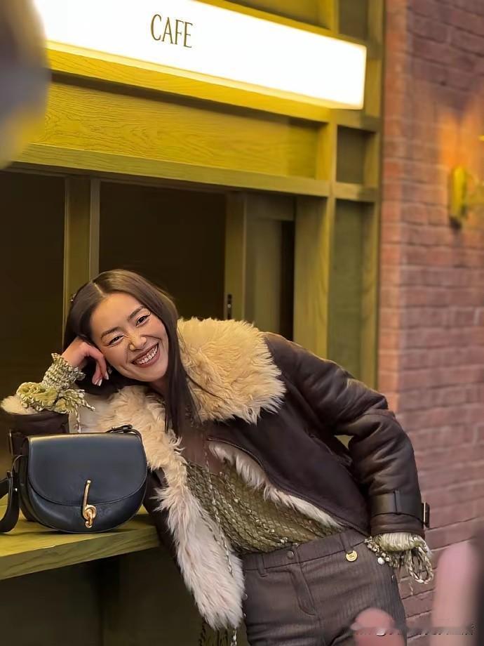 模特这个职业真的太残酷了。
国际一线超模全部是这样瘦骨嶙峋的排骨。
看起来非常恐