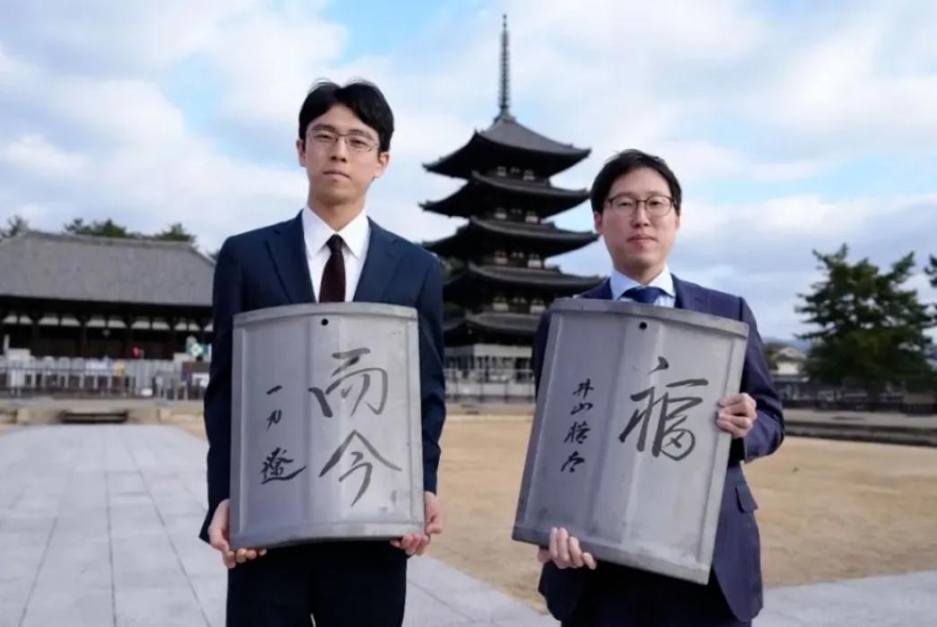 日本棋战~一力辽首夺王座冠军~包揽五大头衔




日本王座战目前排在棋圣战、名