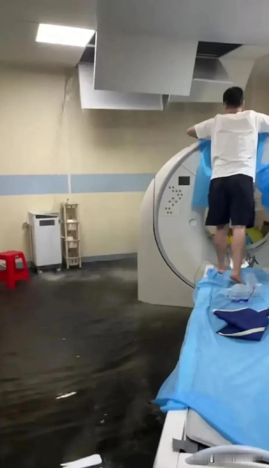 完了这下损失惨了！广西玉林因为下特大暴雨，玉林市某医院新进的一台价值几千万的3.