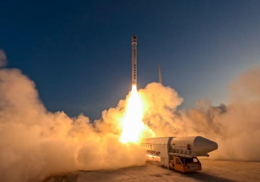 【争夺太空，中国放大招了】

  美国德州，马斯克旗下星舰基地。数千名工程师，正