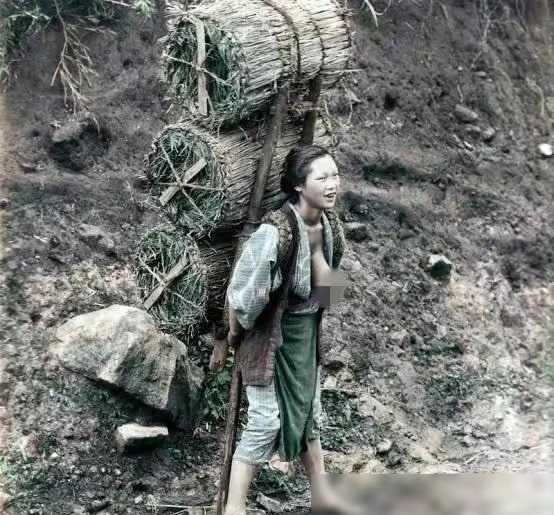1890年，在日本，妇女们干活时竟然“袒胸露乳”，这让我感到非常惊讶和困惑。我想