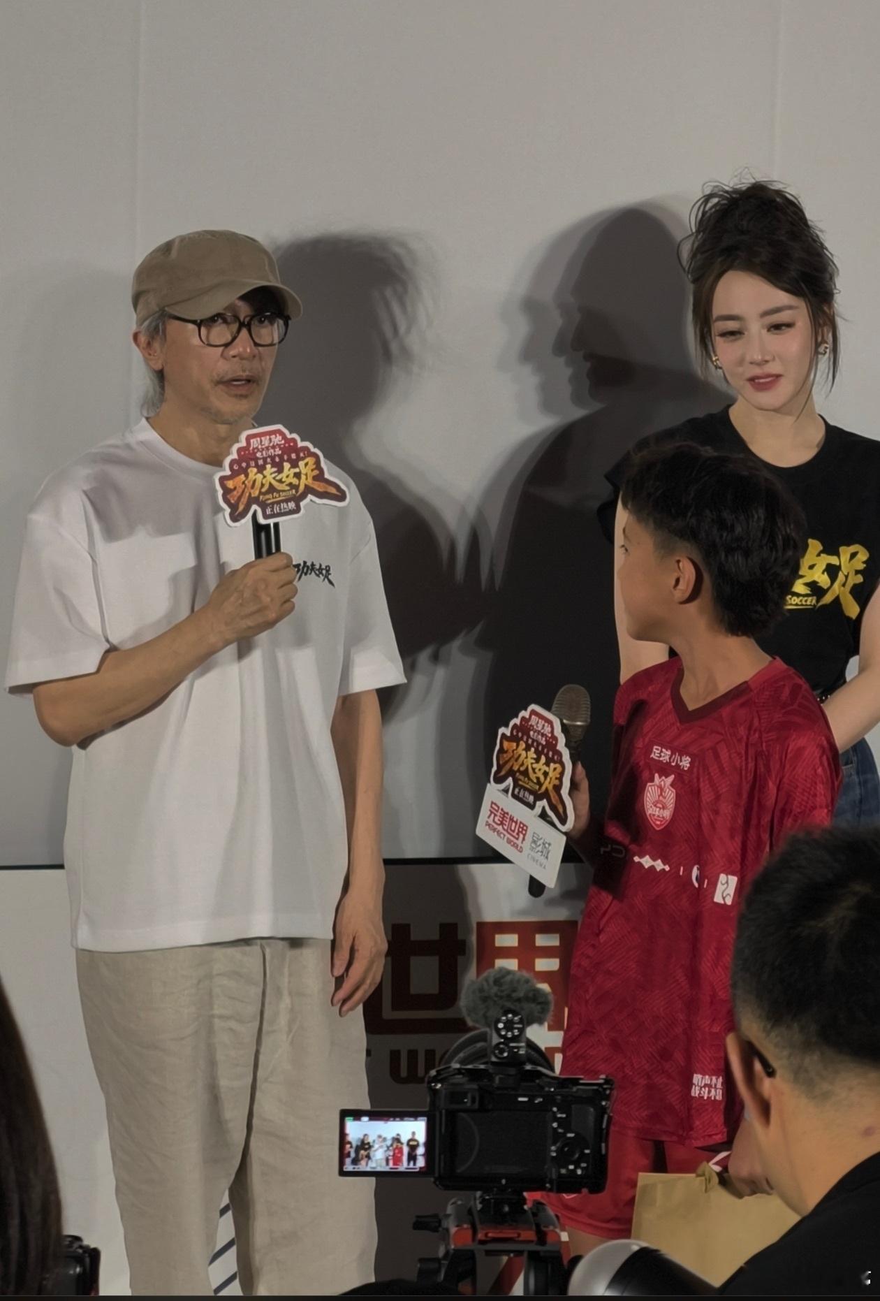 星爷路演和足球少年聊天好温柔周星驰与足球少年定下世界杯约定看完这段互动心里真的暖