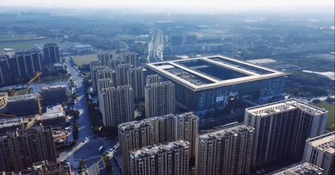 杭州地铁翁梅站上盖商场改为万达广场？
这里面一个自助餐厅都没有。这站正是杭州地铁