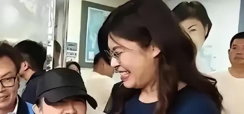 高雄那位扬言“手撕解放军”的台独少女，来大陆一趟后，居然把绿营的底裤都扒光了？！