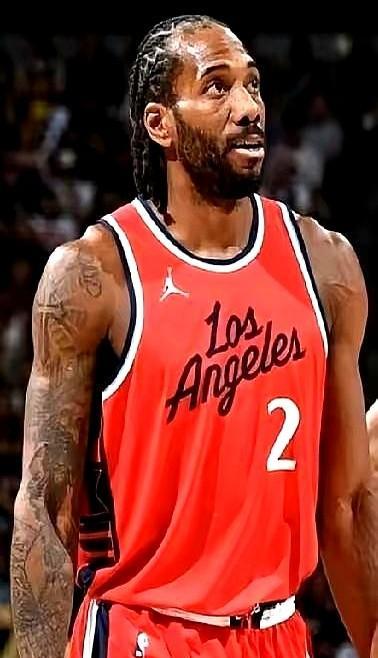 范弗利特对着麦克风抖出更衣室旧闻：“他说他比科比强。
”整个篮球世界瞬间炸开。