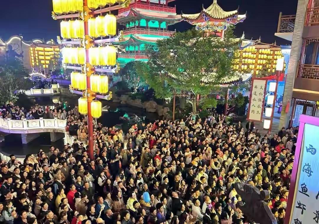 五一刚过，朋友圈被两拨人刷屏了。

一拨在日本、东南亚、俄罗斯玩得飞起，配文都是