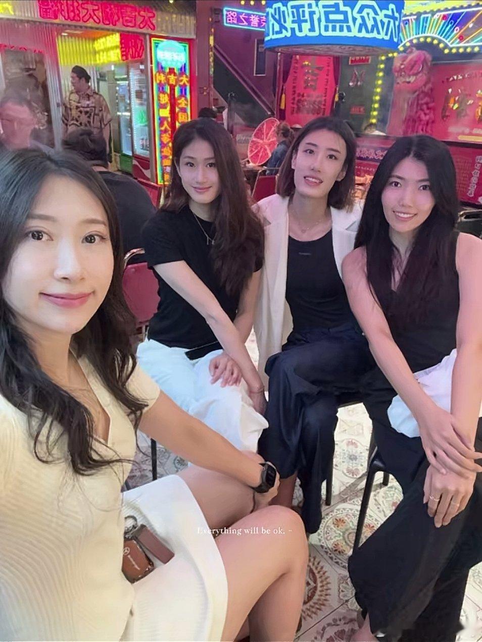 换上便装，打扮打扮，个个都是美女😄！女排天津女排 ​​​