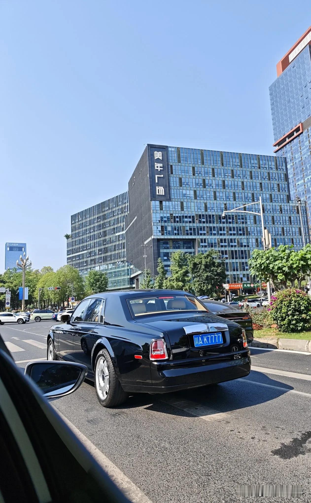 路遇劳斯莱斯等红灯，车子霸气，车牌更霸气。