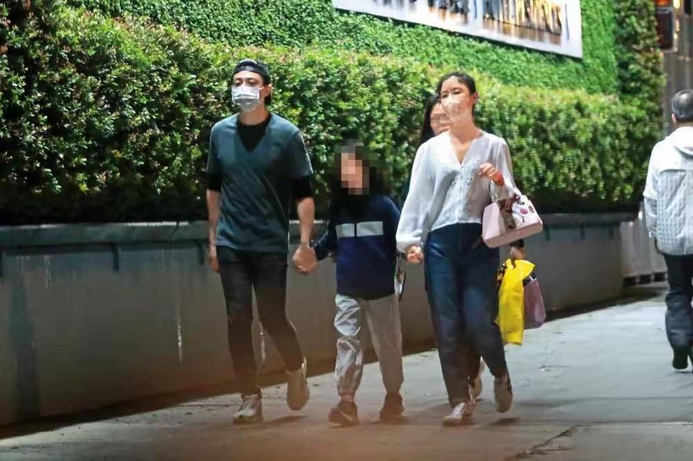 林心如霍建华带女儿逛街林心如一家三口牵手逛街 林心如霍建华带女儿逛街，同吃一杯冰