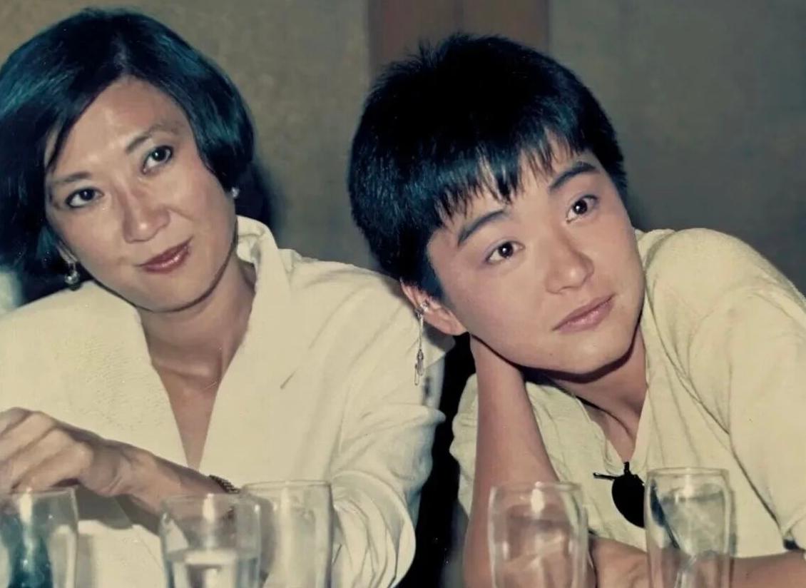 左边是港片黄金时代的幕后掌舵人施南生，右边是风华绝代的银幕女神林青霞。这张泛黄的