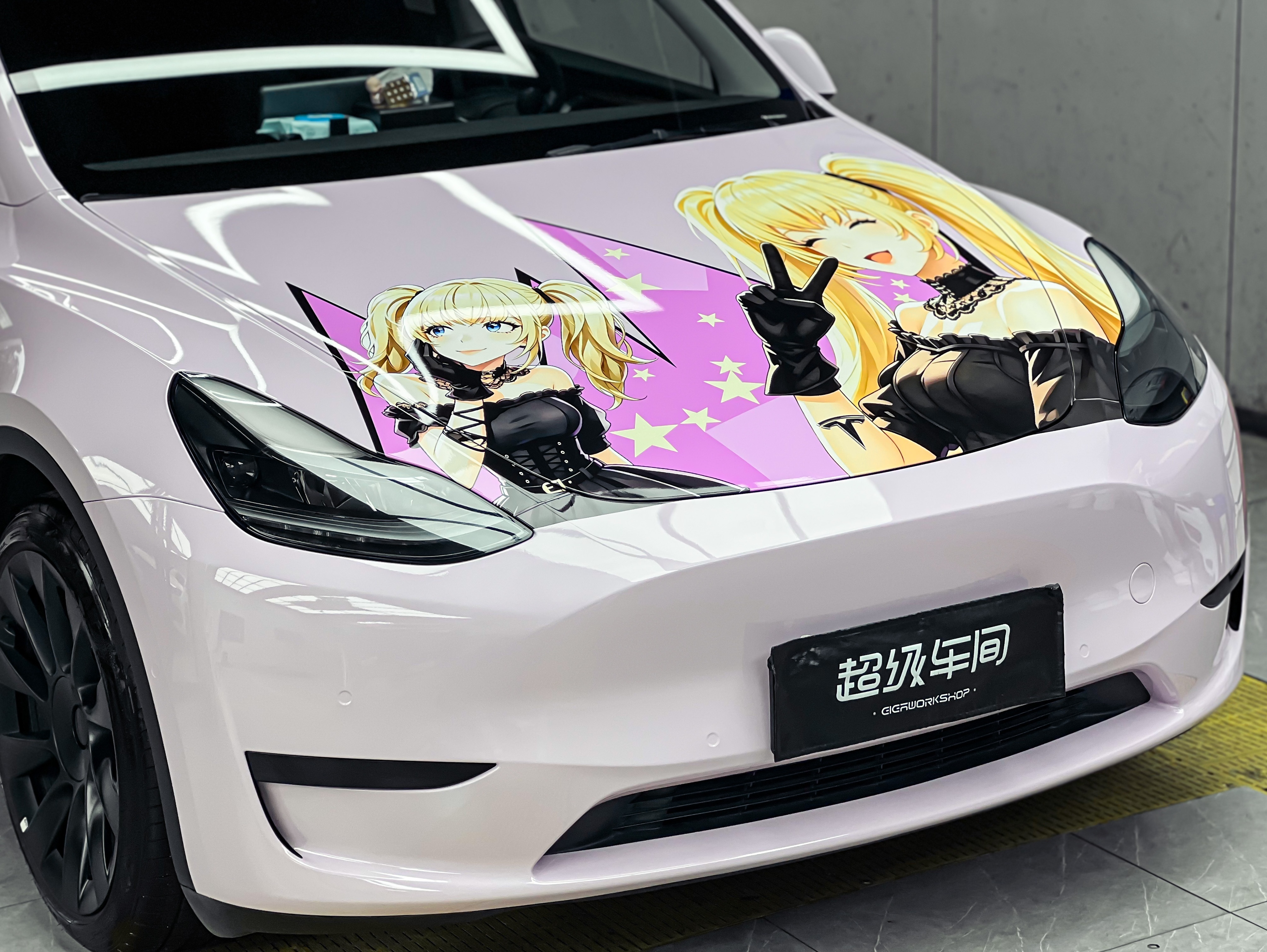 Model Y GIGA 彩绘膜案例实拍 ⚡奶白车身打底，紫粉撞色二次元立绘直接