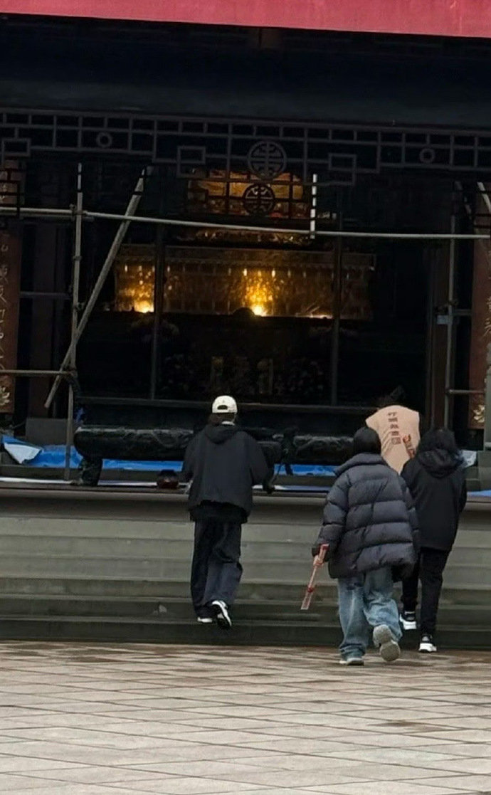 寺庙偶遇关晓彤网友寺庙偶遇关晓彤一网友在寺庙偶然碰到关晓彤，关晓彤当天状态可圈可