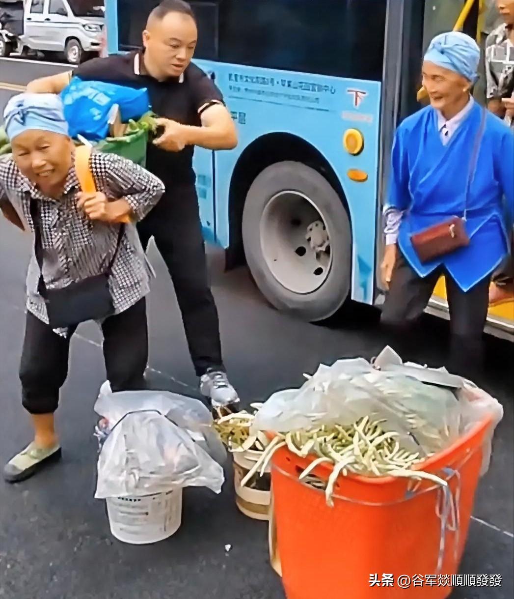 一黑衣男子把满满一箩筐蔬菜，从公交车上卸到了地上，回头看车上已经卸完了，又赶紧下