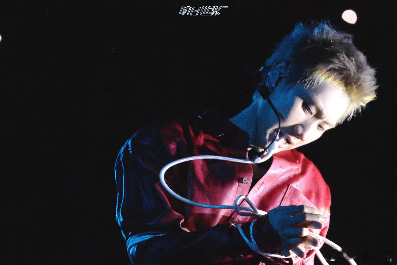 汪苏泷演唱会震撼时刻汪苏泷唱薪水涨到两万五 散场好久了，脑子里还在循环“薪水涨到