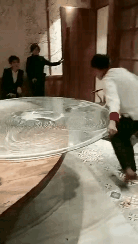 这位小哥你是在摊煎饼还是在擦桌子？