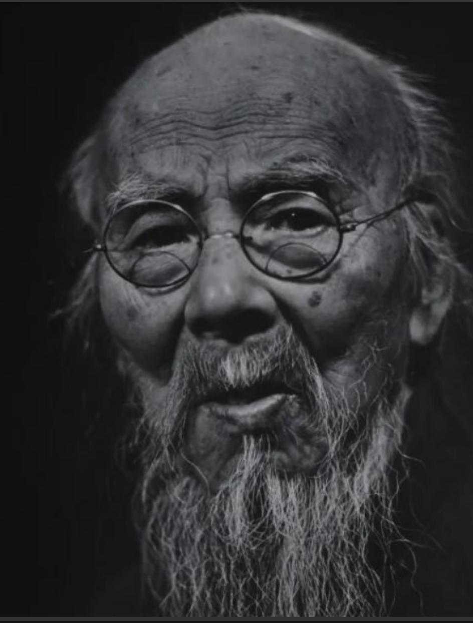 1926年，齐白石雇看门人。老太监上门道：“不要工钱，免费看门。”他干了二十多年