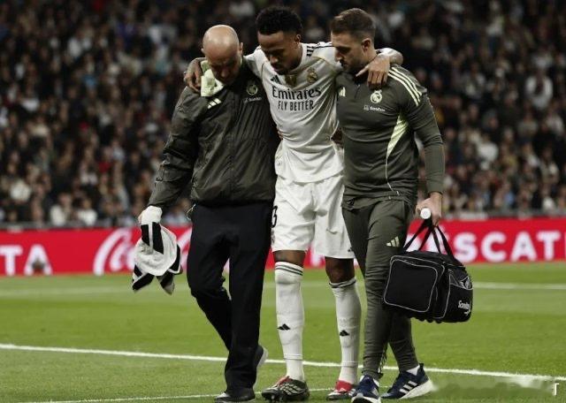 西甲第15轮，皇马主场0比2不敌维戈塞尔塔。上半场，皇马中卫米利唐在回追防守时受