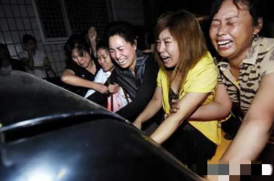 2005年的夏天，高秀敏突然猝死，遗体被殡仪馆的工作人员，从家里抬了出来，这是现