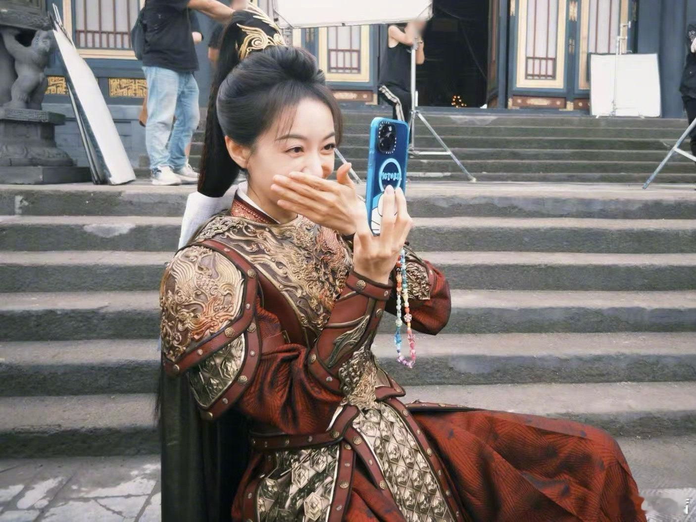 宋茜分享《山河枕》片场拍的丁禹兮，怼脸太权威了，好飒的楚瑜和卫韫！ 