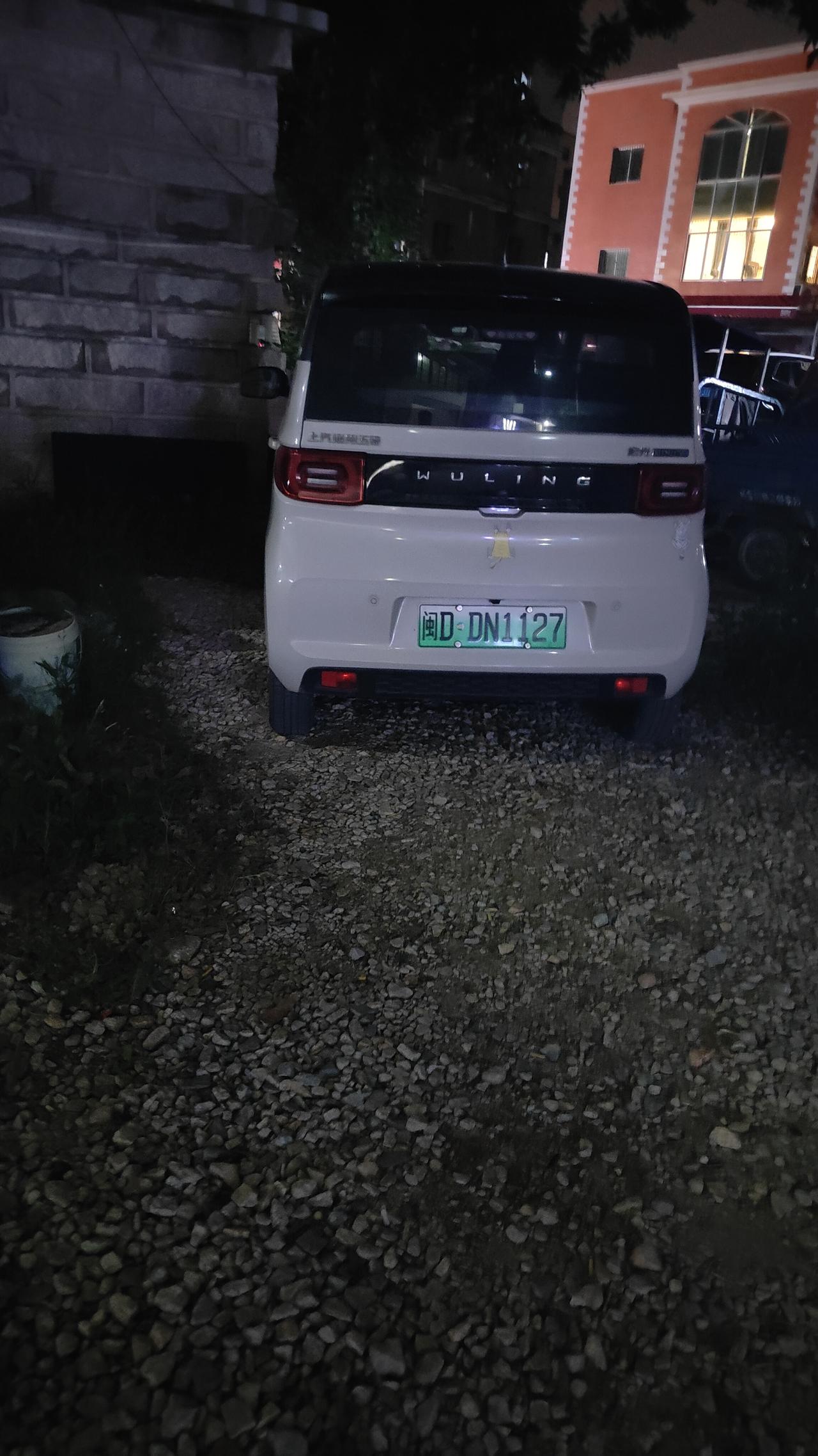 这车后面能不能坐三个人？