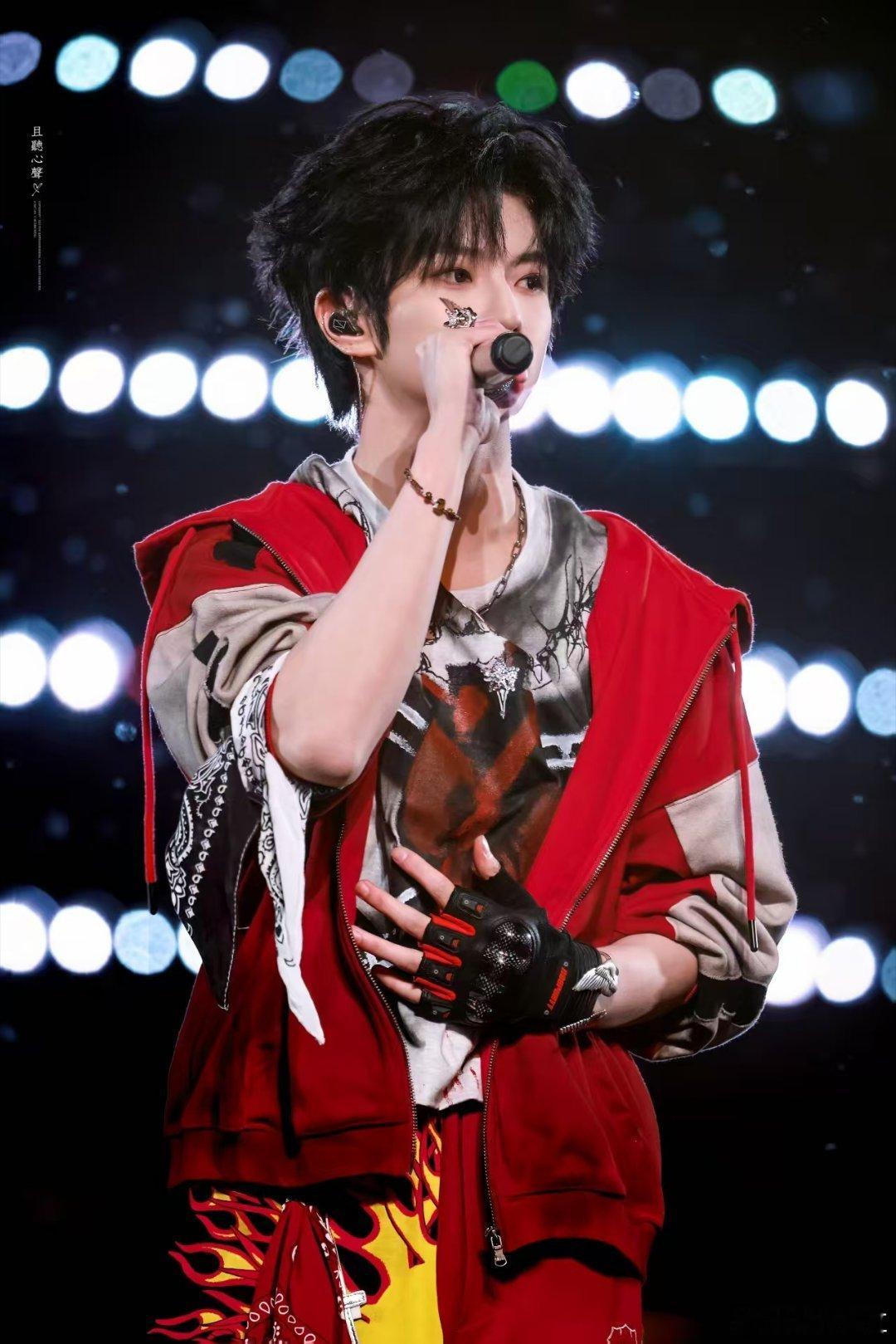 穆祉丞天生爱豆自带焦点不必追光，你就是光；不必找焦点，你就是焦点本身。 