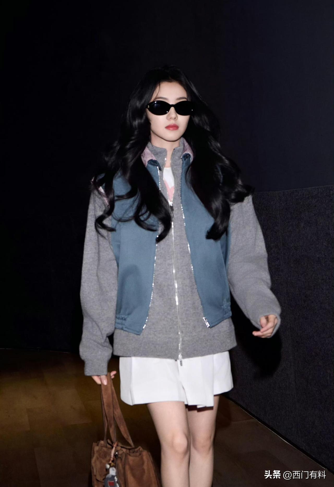 刘浩存这次去巴黎时装周的造型也太亮眼了！
一身叠穿搭配复古长靴，星味直接拉满。