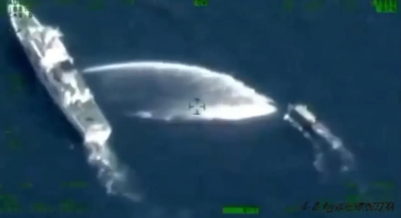 中国海警船在仁爱礁附近，用高压水枪为菲律宾补给船"洗澡"。
菲律宾那膄破船在仁爱