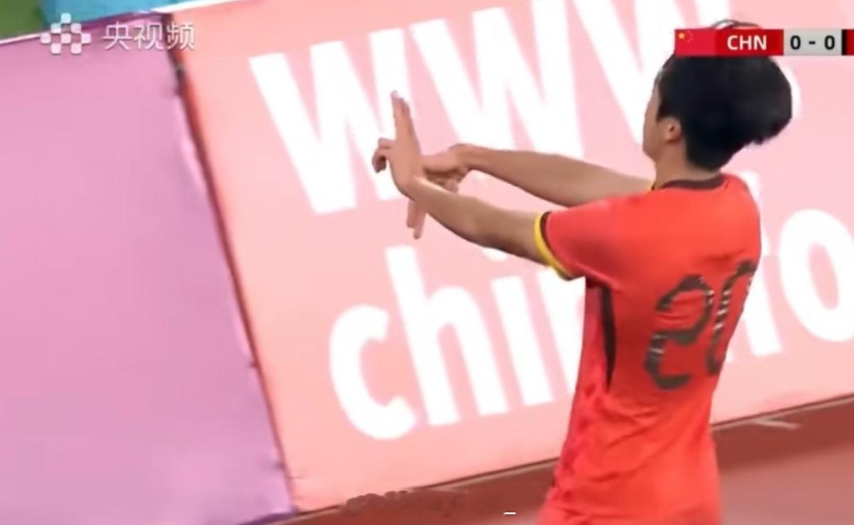 风靡体育圈！最近连续有运动员做出CBLOCK手势！国足VS韩国 U22 比赛中，