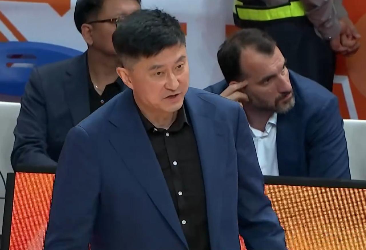 江郎才尽，杜锋对这支广东队失控，球迷：快点下课吧！
面对着CBA鱼腩福建队，在赛