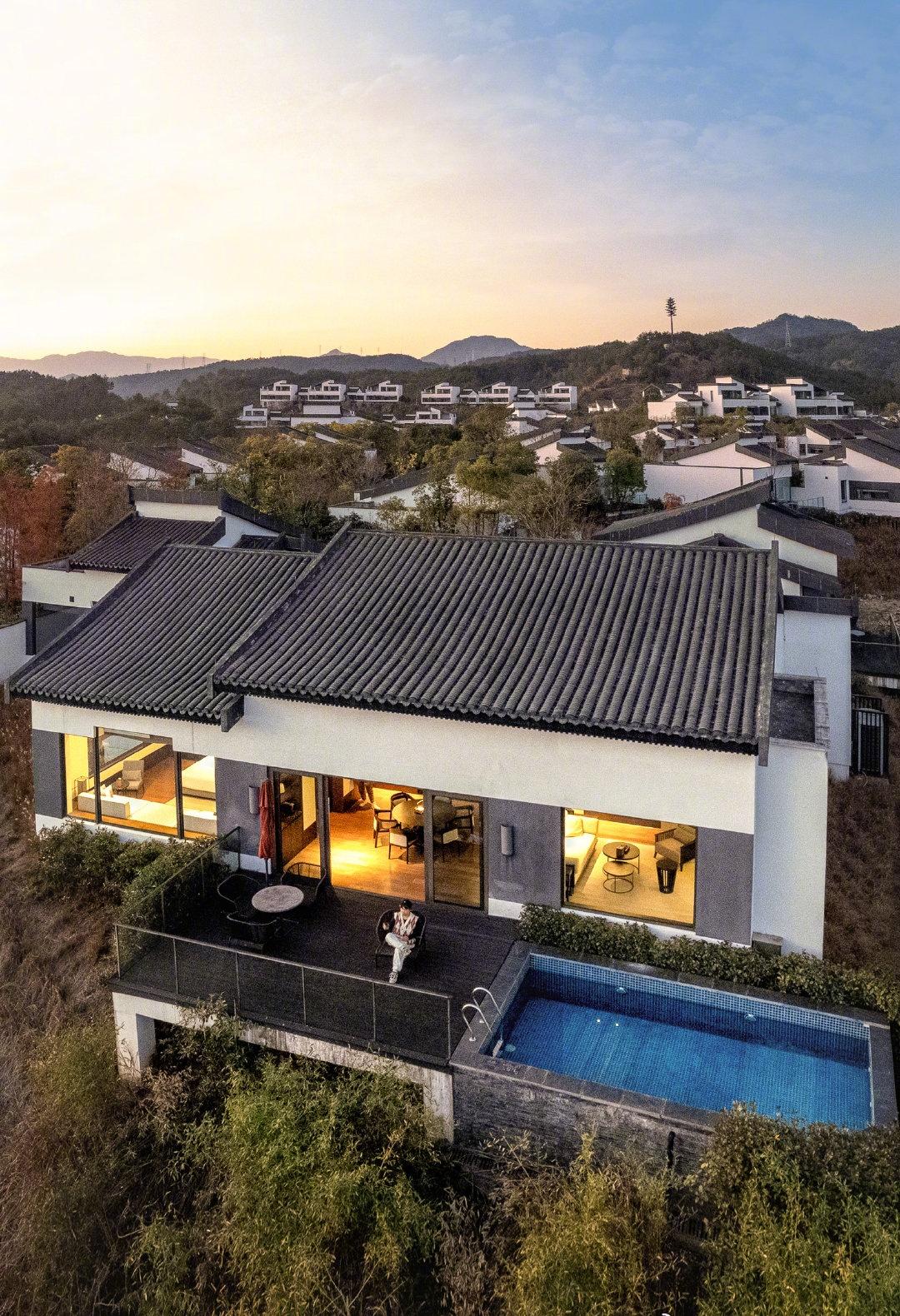 最忆杭州 太阳温暖早起的人，月亮陪伴熬夜的人。晚安~图源：豆芽部落 摄影：小熊打