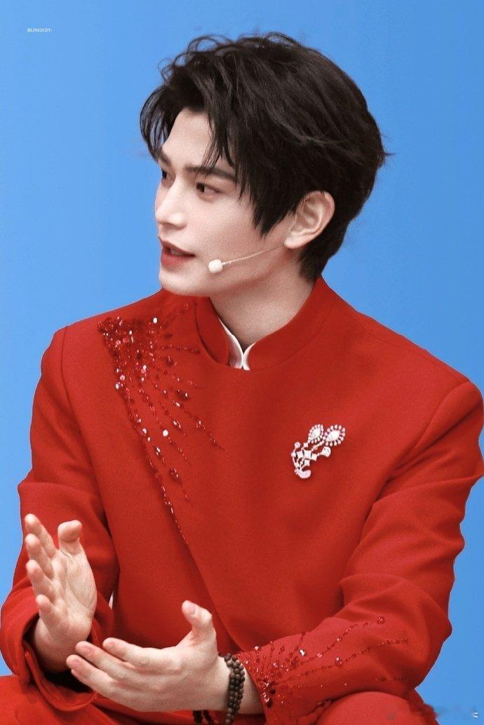 丁禹兮聪明又有趣，节目效果特别好，春晚官方连发布了三条小丁的个人切片，还安排了个