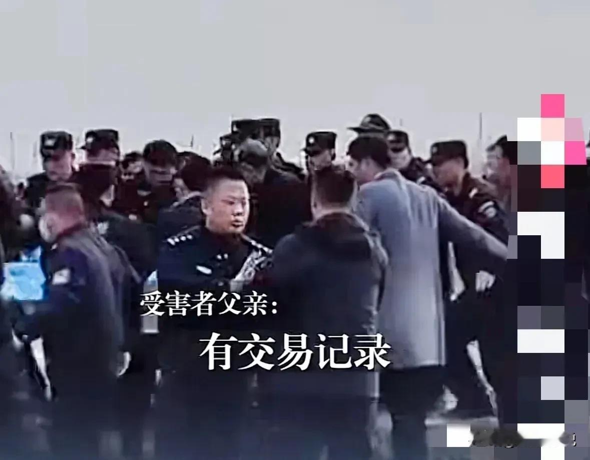受害男孩的父亲声泪俱下地透露：“这三个小孩，到晚上两三点时，派出所和村支书去他家