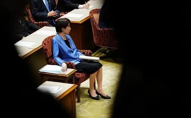 ​日本首相高士早苗在会上一个人孤单着坐着，在她左右边已经少了曾经的拥护者，看上去