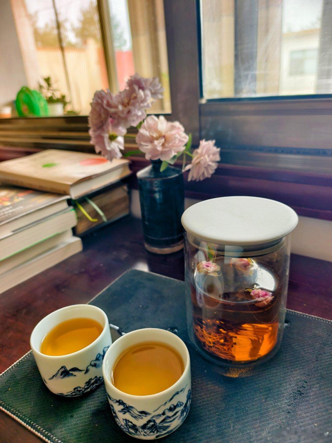 一夜的老风，天明半院子沙土。把水烧上，开始打扫，扫了院子，窗台，然后扫走廊，擦桌
