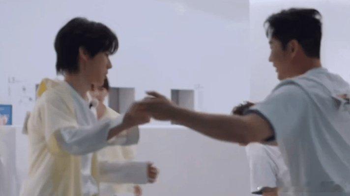 李昀锐撕名牌使不完的牛劲儿遗憾李昀锐没能早点加盟跑男，撕名牌环节实力碾压，自带超