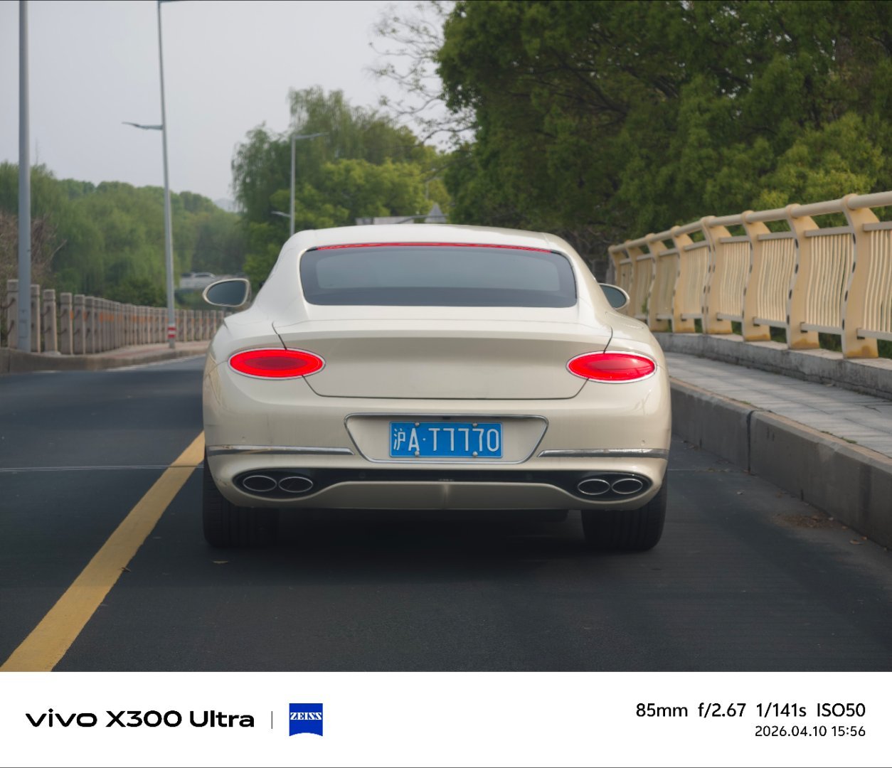 即便没 Logo，还能感受到“贵”气。 